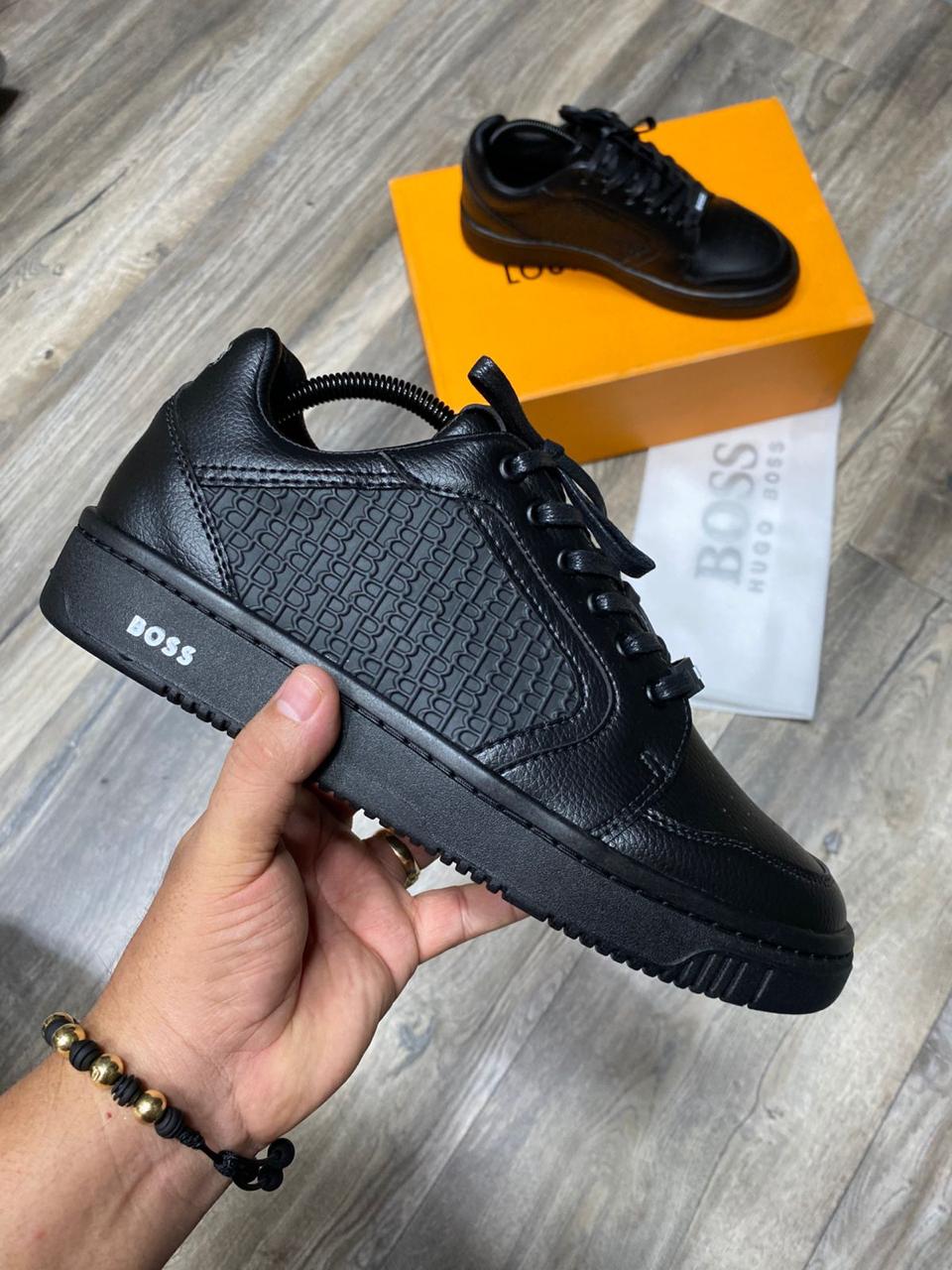 BOSS - REPUJADO - NEGRO
