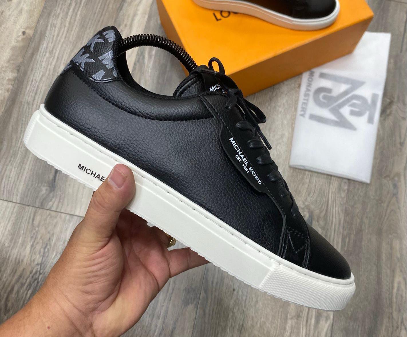 MICHAEL KORS - NEGRA SUELA BLANCA